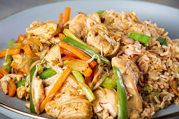 Chop suey con pollo y arroz cantones