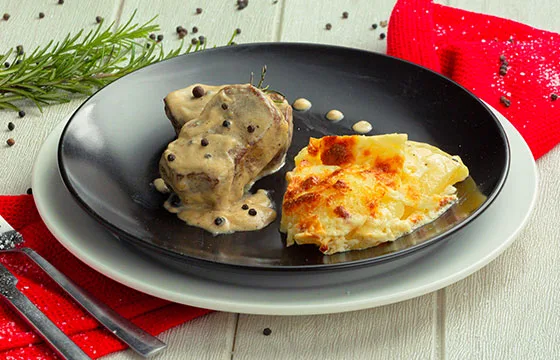 LOMITO-A-LA-PIMIENTA-CON-PAPAS-A-LA-CREMA