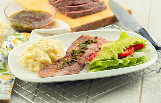 PUNTA-TRASERA-CON-CHIMICHURRI,-PURE-DE-YUCA-Y-ENSALADA-MIXTA